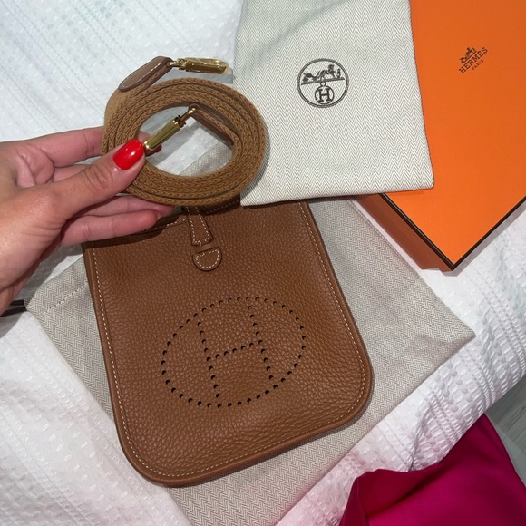 Hermes Evelyn Gold Leather Crossbody Bag Clemence - Picture 5 of 9